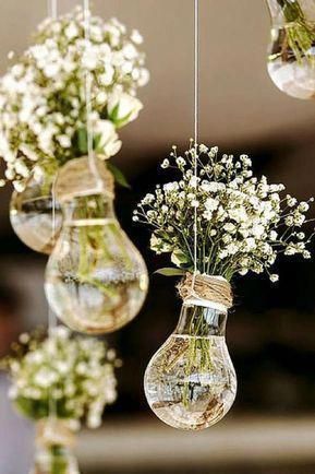 Composition florale dans ampoule suspendue